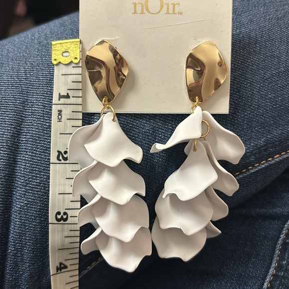 Noir 4 inch dangle floral leaf earrings - Picture 3 of 3
